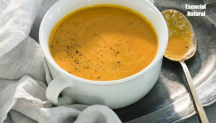 Sobrevive a la temporada de gripe con esta receta de Sopa con Zanahoria, Naranja y Jengibre.