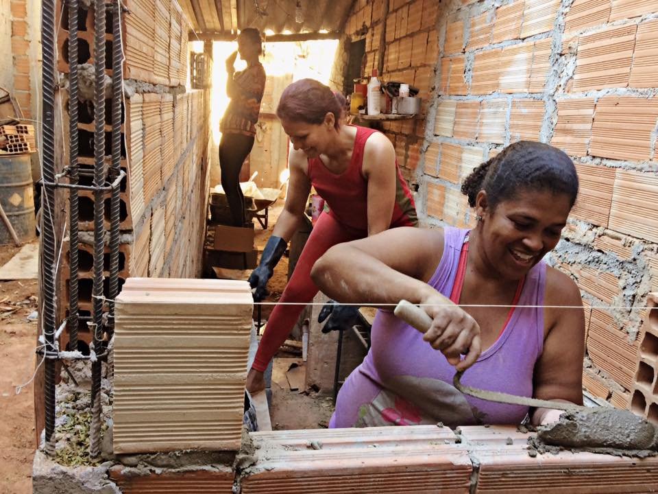 Arquitectas enseñan a mujeres sin recursos a construir sus propias casas en Brasil y México.