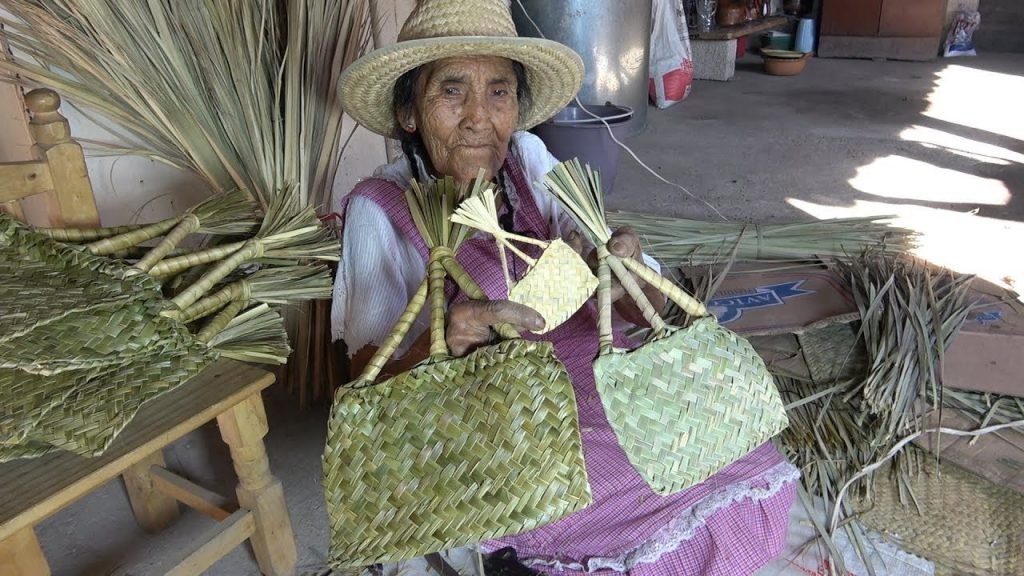Mujer de 91 años que sigue trabajando la artesanía en palma